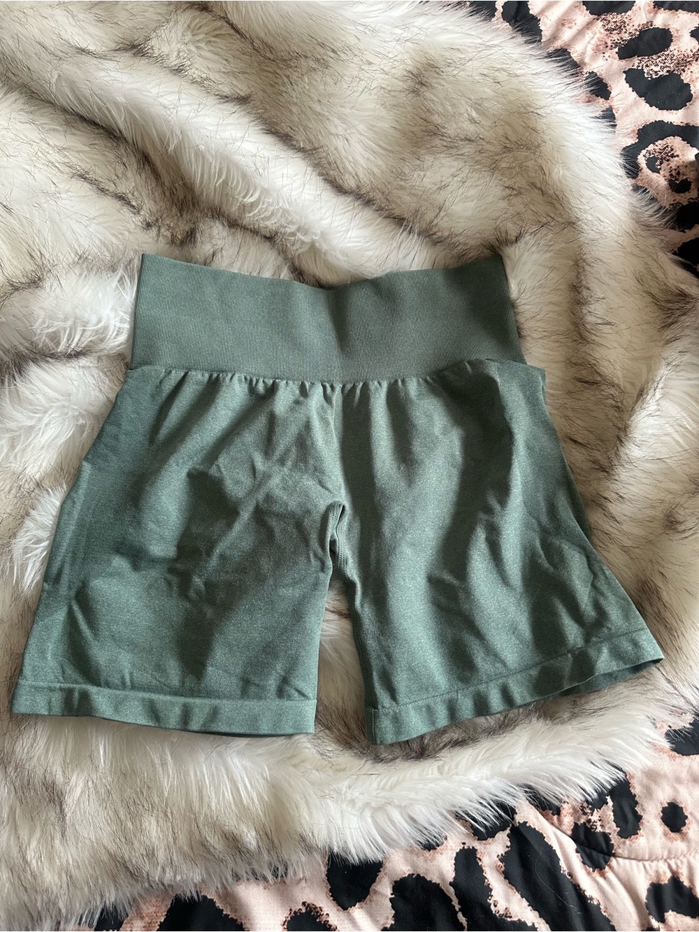 NVGTN Mid Rise Contour Seamless Shorts - Picture 3 of 3